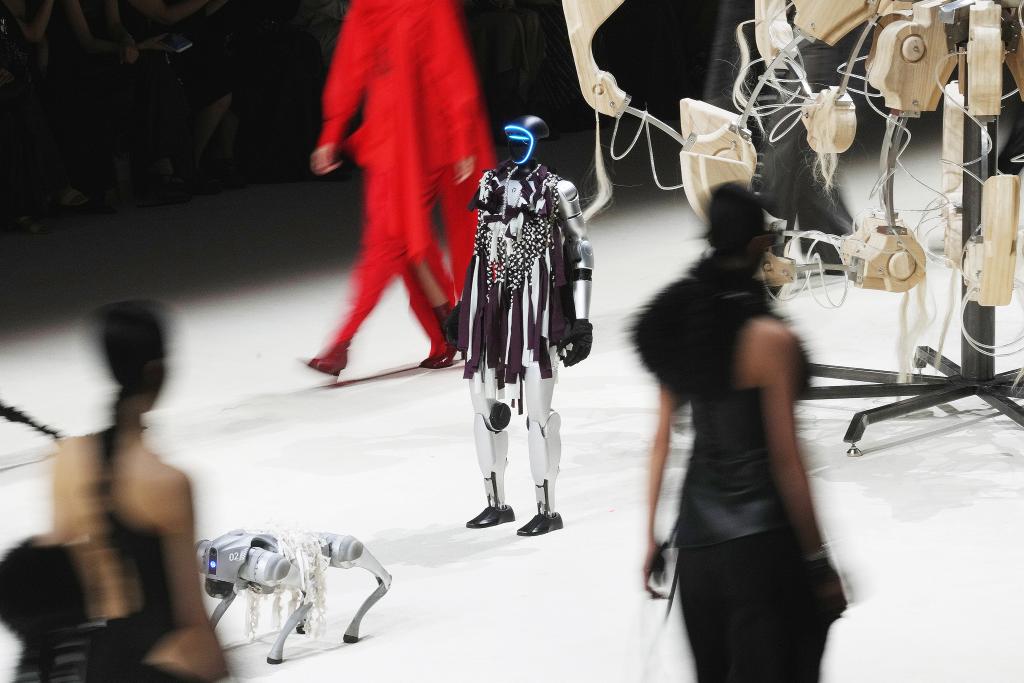 Humanoid robots make debut at Shanghai Fashion Week