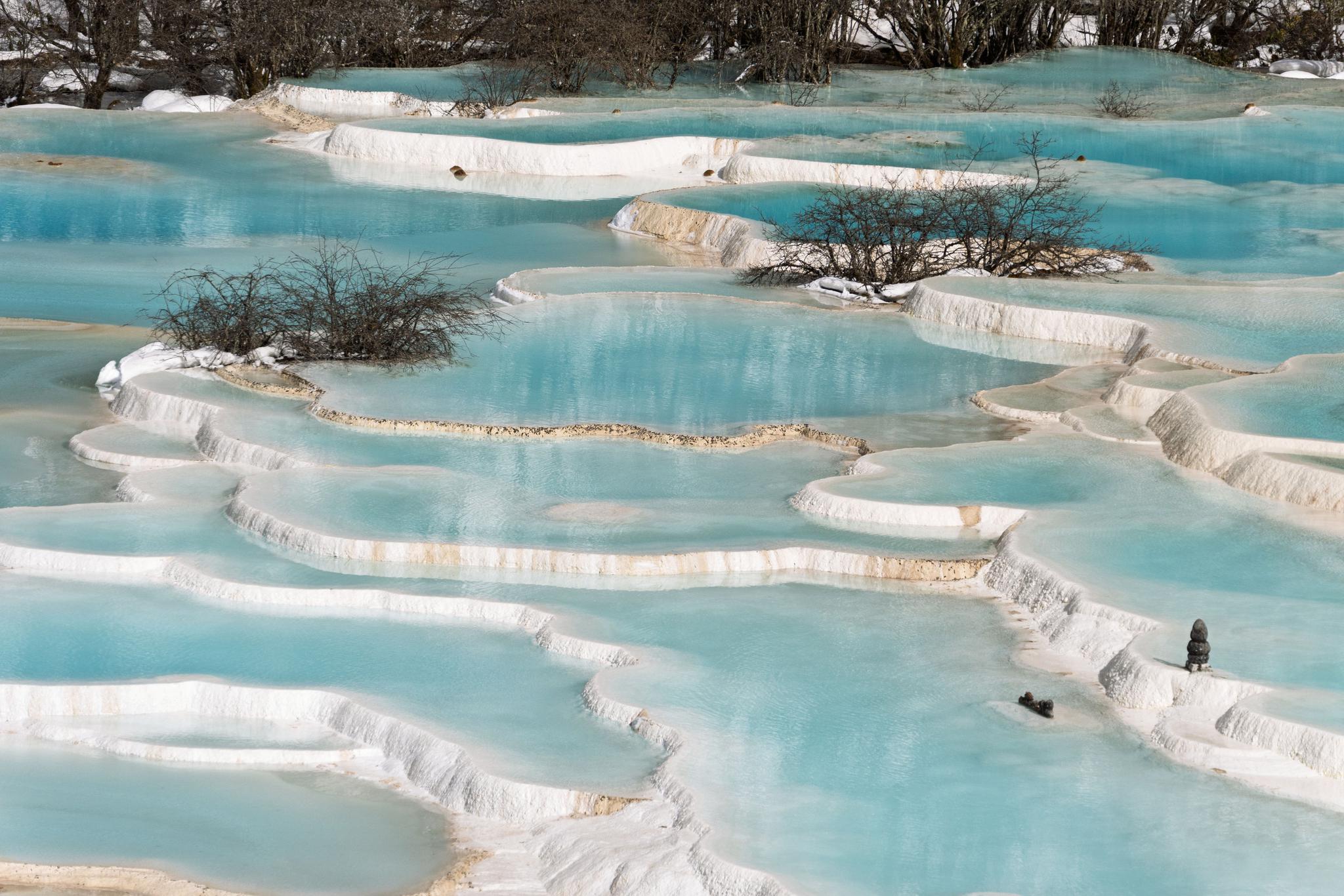 Colorful pond cluster at Huanglong scenic area wows tourists