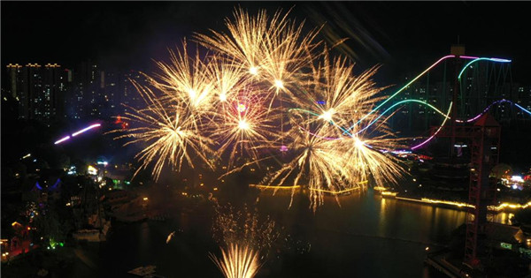 Fireworks show lights up sky in E China