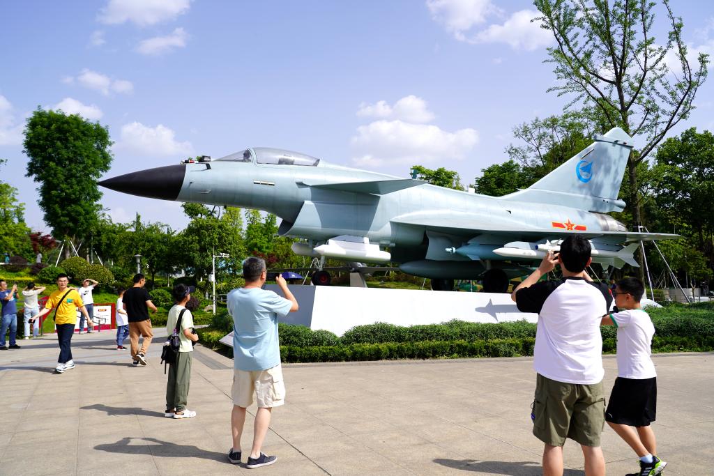 Fighter jet museum in Chengdu draws visitors