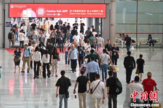 People visit the 137th China Import and Export Fair in Guangzhou, south China's Guangdong Province, May 5, 2025. (Photo/China News Service) People visit the 137th China Import and Export Fair in Guangzhou, south China's Guangdong Province, May 5, 2025. (Photo/China News Service)