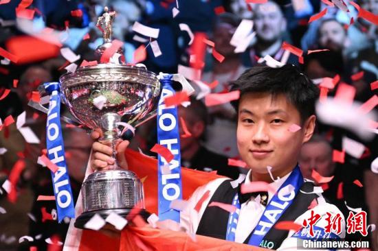 Zhao Xintong celebrates with the trophy after beating Mark Williams to win the 2025 World Snooker Championship in Sheffield, United Kingdom, May 5, 2025. (Photo/China News Service) Zhao Xintong celebrates with the trophy after beating Mark Williams to win the 2025 World Snooker Championship in Sheffield, United Kingdom, May 5, 2025. (Photo/China News Service)