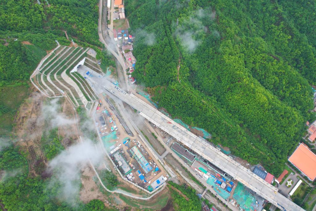Tunnel on Xikang High-Speed Railway drilled through in Shaanxi