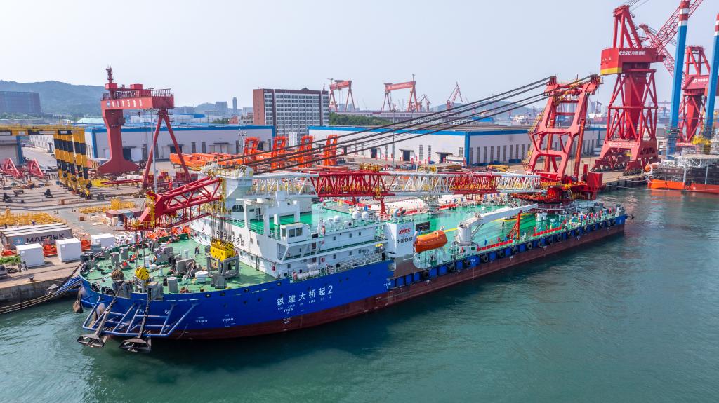 China's first 1,300-metric-tonfull-rotation crane vessel delivered in Shandong