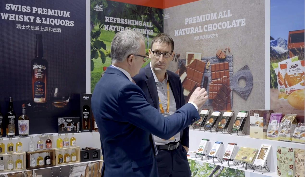 Businessmen talk at a Swiss booth at the CIIE. Source: Swiss Centers