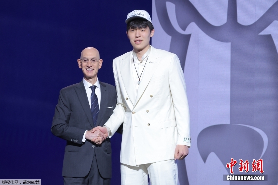 The Portland Trail Blazers selected Chinese center Yang Hansen with the 16th pick in 2025 NBA Draft in Brooklyn, New York, U.S., June 26, 2025. (Photo/Agencies) The Portland Trail Blazers selected Chinese center Yang Hansen with the 16th pick in 2025 NBA Draft in Brooklyn, New York, U.S., June 26, 2025. (Photo/Agencies)