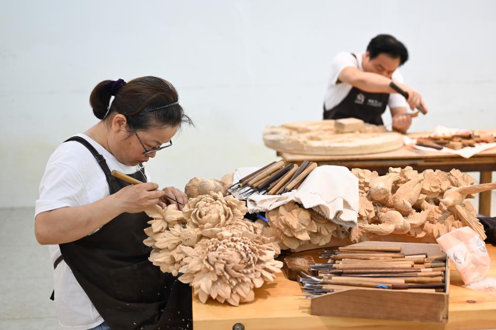 Woodcarving artist with disability helps preserve traditional craft