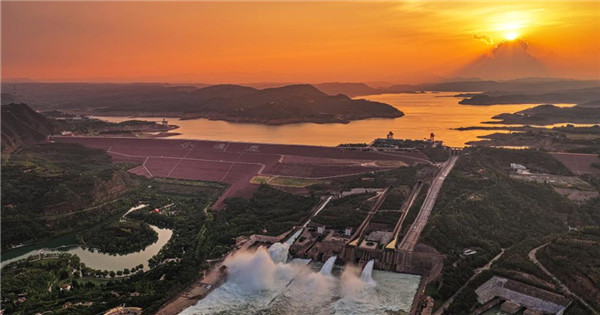 Sunset glow creates magnificent scene over Xiaolangdi Reservoir
