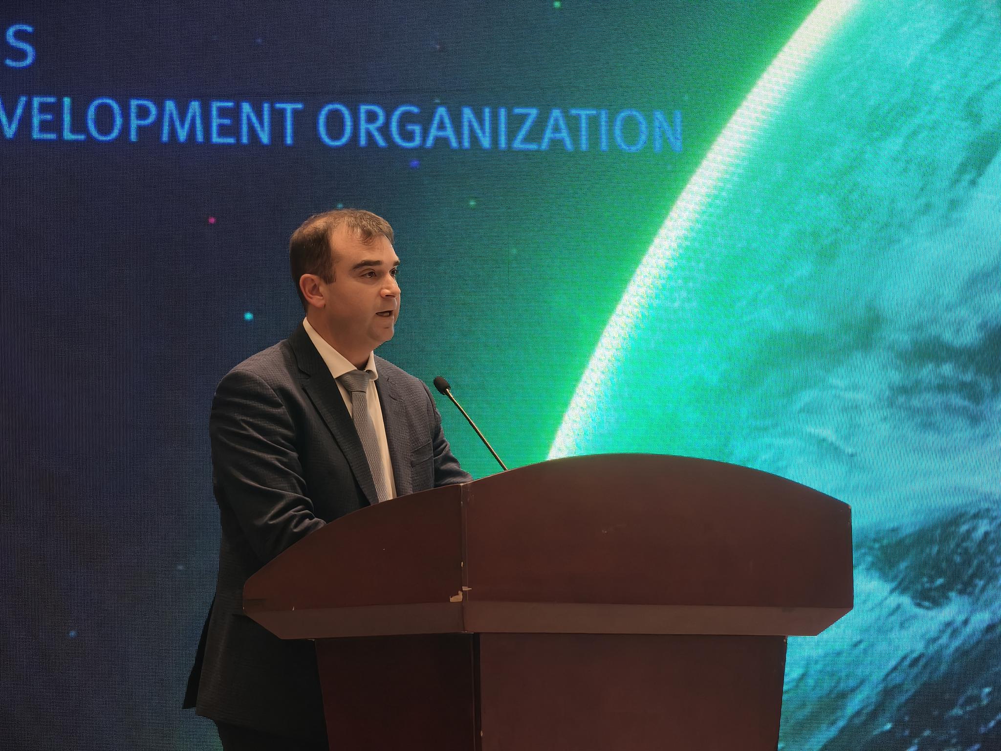 Benjamin Rae, senior economist at the UN Resident Coordinator’s Office in China, delivers a keynote speech at the “Green Economy and Industrialization: Breaking Technology Barriers, Building Circular Futures” dialogue session held in Xiamen on Sept. 9, 2025. (Photo: China News Service / Lin Zhuowei)