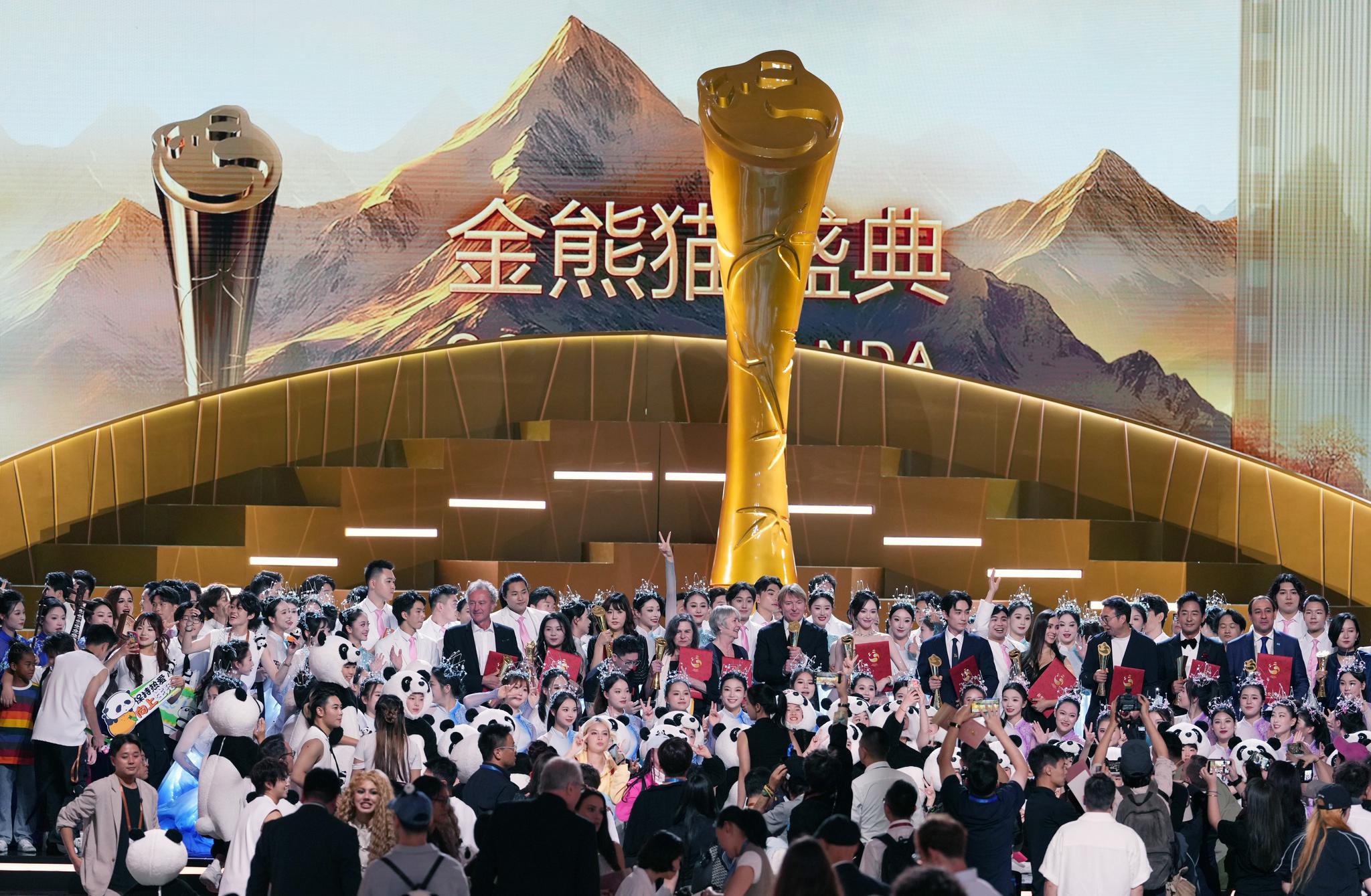 Photo taken on September 13 show the Golden Panda Awards Ceremony, organized by the China Federation of Literary and Art Circles and the People's Government of Sichuan Province, held in Chengdu, Sichuan. (Photo: China News Service/An Yuan)