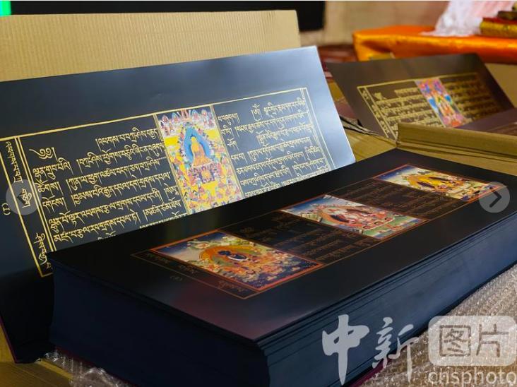The photo shows sections of the Golden-Script Tripitaka (Kangyur).