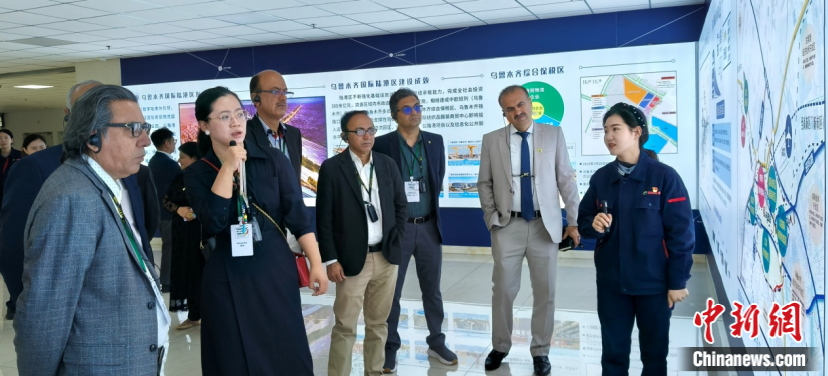 On April 22, Pakistani media and think tank representatives visit the Urumqi International Land Port Area in Xinjiang. (Photo: China News Network/Xu Jiawen)