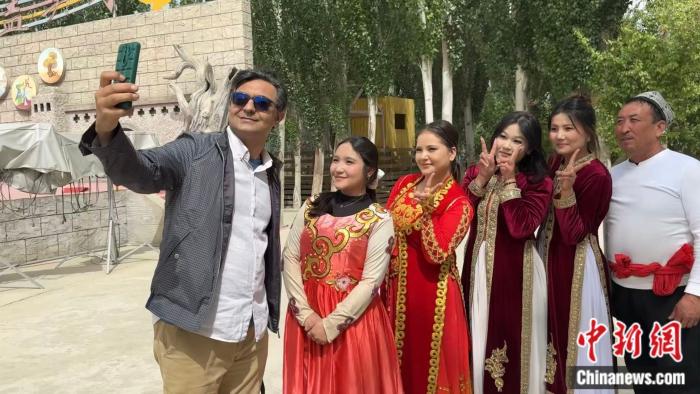 On April 20, one of the Pakistani representatives takes a selfie with local dancers. (Photo: China News Network/Xu Jiawen)