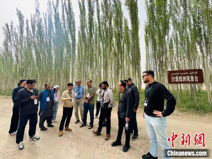 On April 20, a delegation of media and think tank representatives from Pakistan visited the ecological forest base in Makit County. (Photo: China News Network/Xu Jiawen)