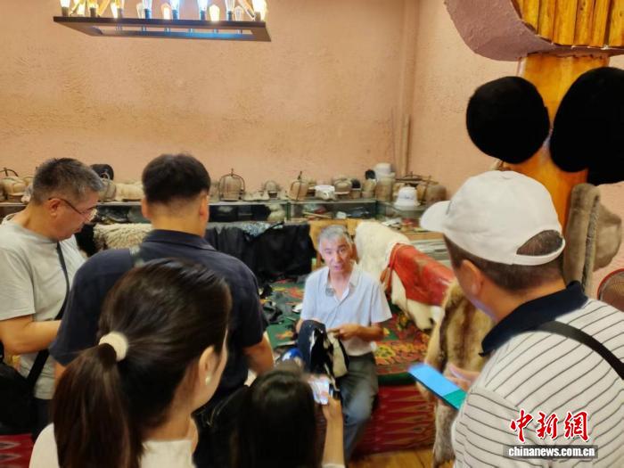 Central Asian journalists interview Aimaier Tuniyazi, a national-level intangible cultural heritage inheritor, in Shaya county, Xinjiang. (Photo: An Ran)