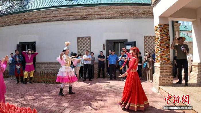 A Central Asian media delegation visits Aliongbai New Village in Bole, experiencing the vitality of rural tourism, June 3. (Photo: Zhao Kai)
