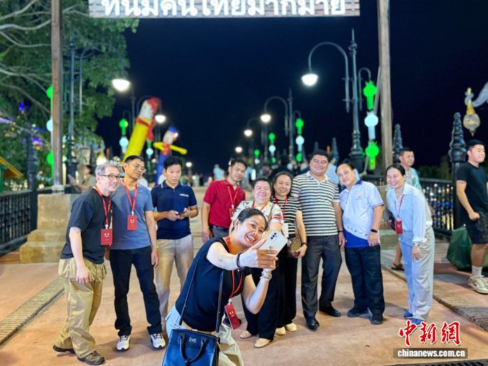 Representatives and guests from around the world explored Gaozhuang Xishuangjing Starlight Night Market, southwest China's Yunnan Province. (Photo: China News Network/Huang Fang)