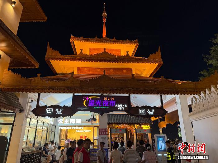 A view of Gaozhuang Xishuangjing Starlight Night Market in Xishuangbanna, southwest China's Yunnan Province. (Photo: China News Network/Huang Fang)