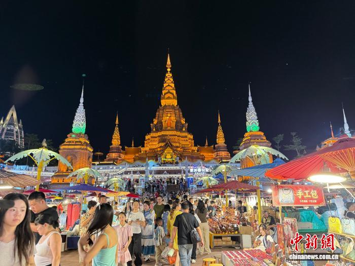 A view of Gaozhuang Xishuangjing Starlight Night Market in Xishuangbanna, southwest China's Yunnan Province. (Photo: China News Network/Huang Fang)