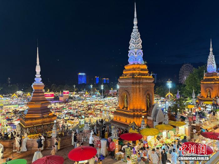 A view of Gaozhuang Xishuangjing Starlight Night Market in Xishuangbanna, southwest China's Yunnan Province. (Photo: China News Network/Huang Fang)