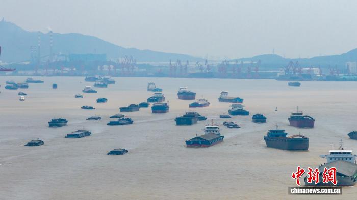 Photo taken on July 14, 2026 shows ships sailing on the  Yangtze River. (Photo/China News Service)
