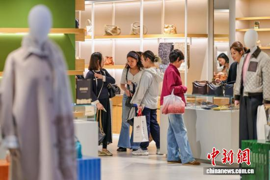 Customers shop for goods at Haikou International Duty Free Shopping Complex, January 18, 2026. (Photo: China News Service/Luo Yunfei)