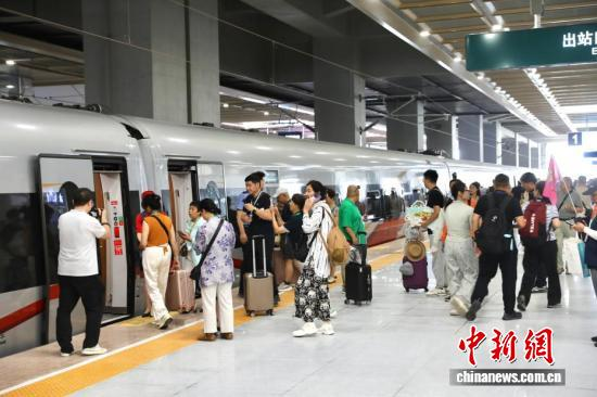 Passengers board high-speed trains at Xi'an East Railway Station, June 30, 2026. (Photo: China News Service/Zhang Yuan)