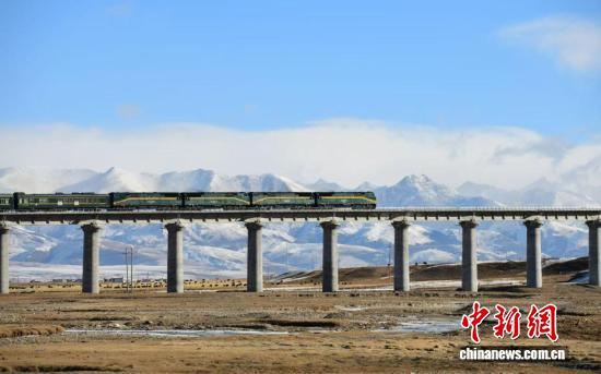 A train travels along the Qinghai-Xizang Railway in Damxung county, June 30, 2026. (Photo: China News Service/Gongga Laisong)