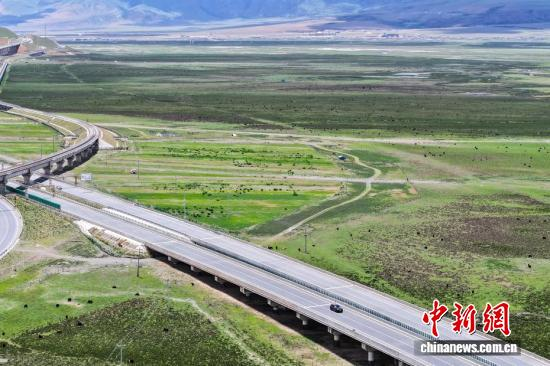 A car travels along the expressway in Damxung County in the north of Xizang Autonomous Region, June 21, 2026. (Photo: China News Service/Gongga Laisong)