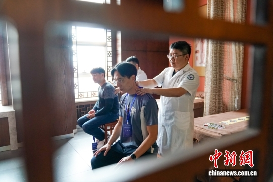 Tourists experience traditional Chinese massage in Harbin, Heilongjiang, June 8, 2026. (Photo: China News Service/Zhao Yuhang)