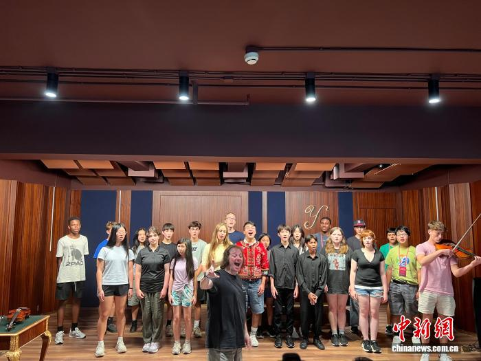 The U.S. delegation to the 2026 Zhiyin Program, a China-U.S. youth music and cultural exchange camp, gives a choral performance in Beijing on July 22, 2026. (Photo: China News Service/Lyu Shaowei)
