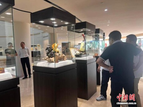 Visitors view Xiuyan Jade carving works at an exhibition in Nanjing, August 3, 2026. (Photo: provided by Anshan Municipal Bureau of Commerce and the People’s Government of Xiuyan Manchu Autonomous County)
