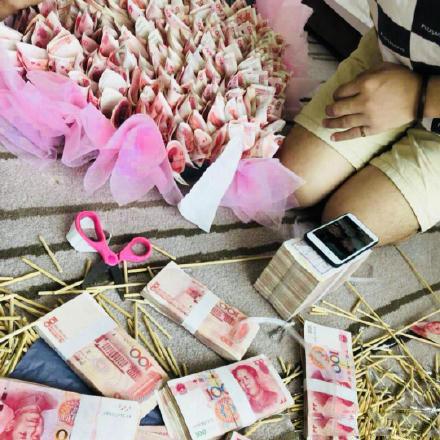 Bank notes are to be made a bouquet. (Photo/Chongqing Morning Post)