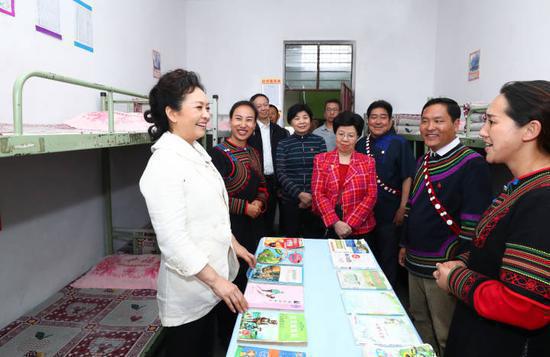 Peng Liyuan, the wife of President Xi Jinping, attends various activities promoting the prevention and treatment of AIDS in the Liangshan Yi autonomous prefecture in Sichuan province.(Photo provided to China Daily)