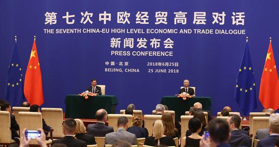 Vice-Premier Liu He and European Commission Vice-President Jyrki Katainen attend a joint news conference after the EU-China High-level Economic Dialogue at Diaoyutai State Guesthouse in Beijing, June 25, 2018. (Photo by Zou Hong/China Daily)