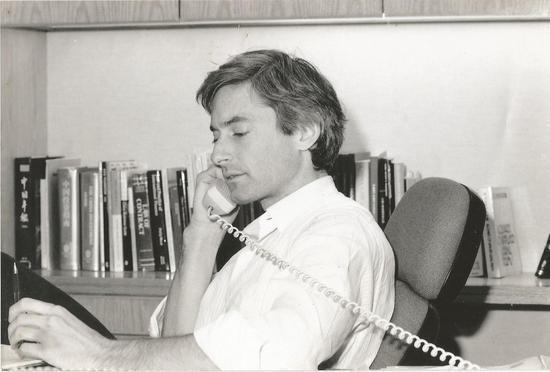 Laurence Brahm working at a law firm in Hong Kong in 1987. (Photo provided to chinadaily.com.cn)