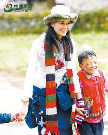 Wei Huixiao, an intern captain of a Zhengzhou missile destroyer, walks hand in hand with a child while serving as a volunteer teacher in Tibet autonomous region. (Photo/81.cn)