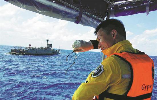 Chinese and Thai crews (clockwise from top) work on search and rescue on Sunday in the waters off Phuket, Thailand, near the site of Thursday’s deadly capsizing of two ships. (ZHANG SHIbo / FOR CHINA DAILY)