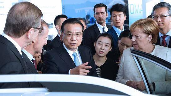 Chinese Premier Li Keqiang and German Chancellor Angela Merkel attend an autopilot cooperation exhibition between the two countries in Berlin, Germany, July 10, 2018. /Xinhua Photo