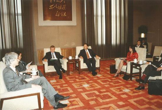 Laurence Brahm (L) meets with foreign investors and advising on their China investment strategy at Diaoyutai State Guest House in 1995. (Photo provided to chinadaily.com.cn)