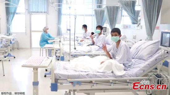 In this image made from video, released by the Thailand Government Spokesman Bureau, three of the 12 boys are seen recovering in their hospital beds after being rescued along with their coach from a flooded cave in Mae Sai, Chiang Rai province, northern Thailand. (Photo/Agencies)