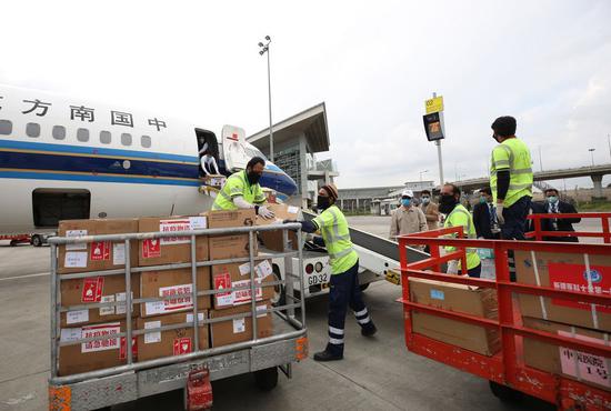 Workers unload the medical materials which arrive with the Chinese medical expert team at the Islamabad International Airport in Islamabad, capital of Pakistan, March 28, 2020. (Xinhua/Liu Tian)