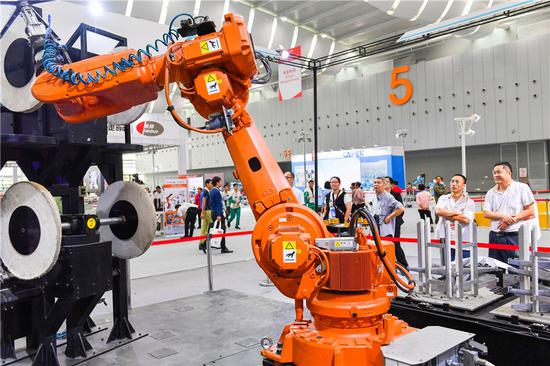 An industrial robot is displayed at the fourth China (Guangdong) International Internet Plus Expo in Foshan, Guangdong province. [Photo/Xinhua]