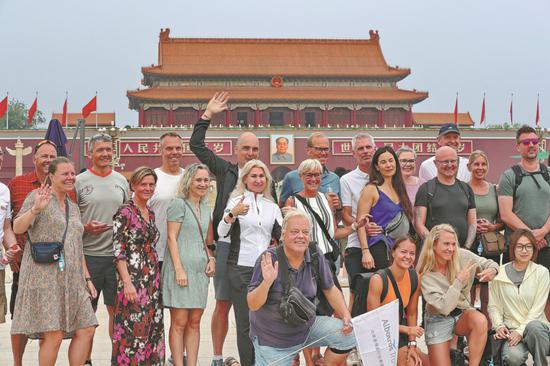 Foreign visitors praise their travel experiences