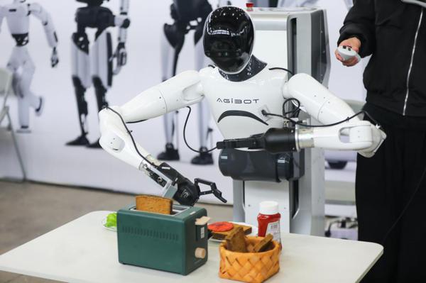 A robot making toast at the 2025 Global Developer Conference in Shanghai