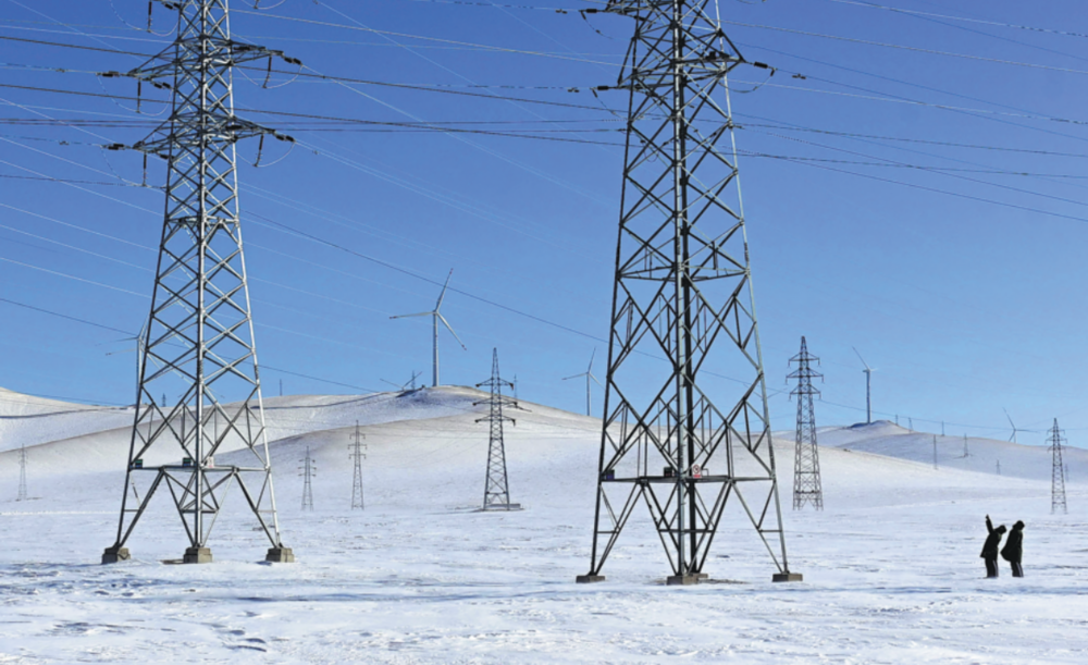 State Grid employees check power transmission lines in Tongliao, Inner Mongolia autonomous region. WANG ZHENG/FOR CHINA DAILY