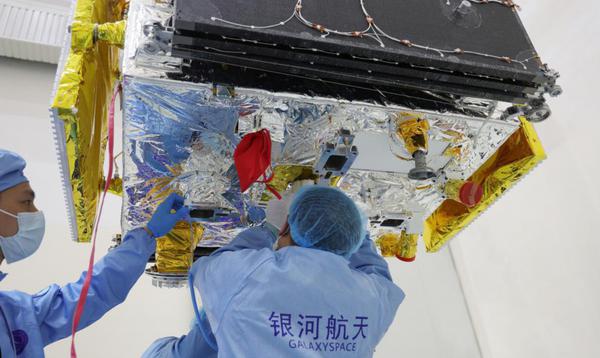 GalaxySpace's technicians work on SAR (Synthetic Aperture Radar) satellite development. [Photo provided to chinadaily.com.cn]