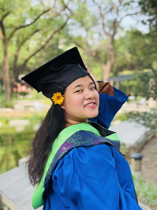 Nepali student Sony Lama in graduation cap and gown [Photo provided to chinadaily.com.cn]