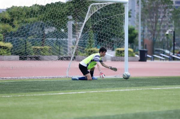 Hasanbayev Agabek, an international student from Turkmenistan, plays in a soccer match for Xi'an University of Electronic Science and Technology. [Photo provided to chinadaily.com.cn]