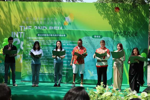 Students read out the Migratory Bird Protection Initiative at the second International Culture Festival of Beijing Forestry University, on June 11, 2025. [Photo provided to chinadaily.com.cn]